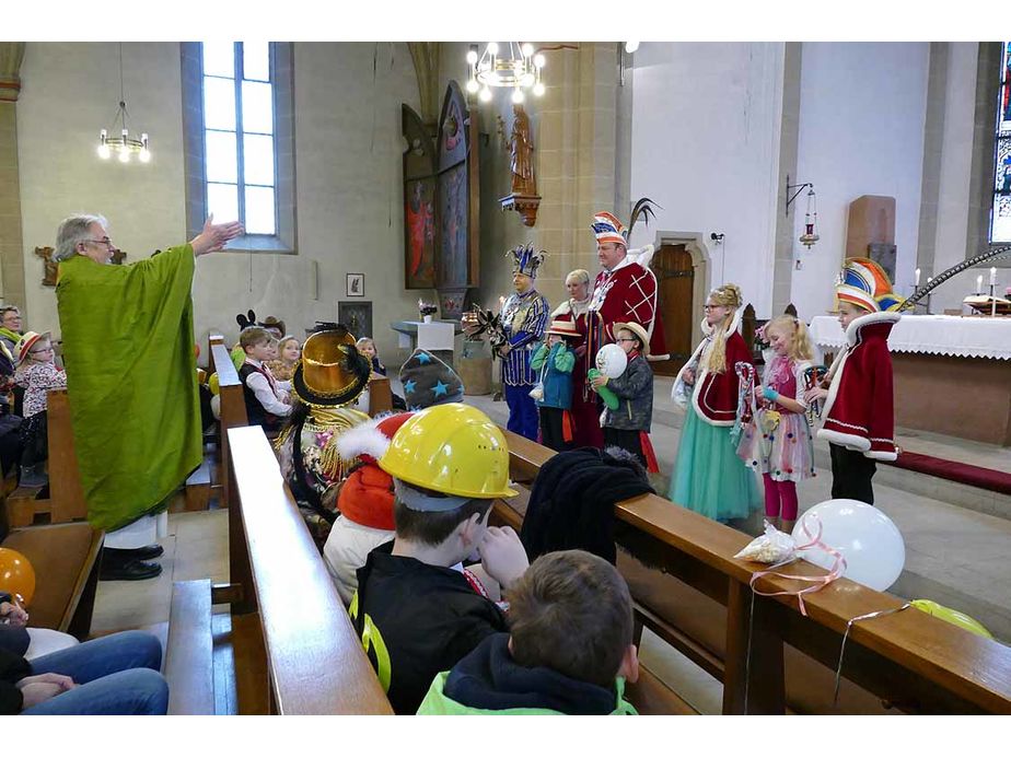 Naumburger Prinzenpaare mit Hofnarren besuchen den Kindergottesdienst (Foto: Karl-Franz Thiede)